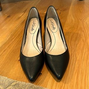 Life Stride Savvy black pumps. Flex cushioning